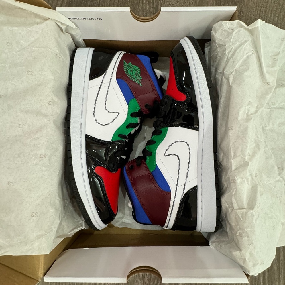 Jordan 1 mid
NEW